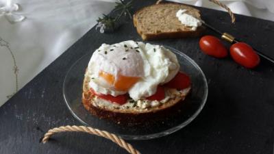 Tartine tomates et chèvre, oeuf poché