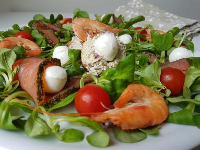 Salade océane ( tomates, mâche, crevettes, saumon fumé, rillettes de sardines)