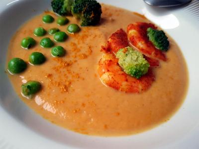 Crème de butternut au curcuma, crevettes