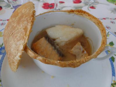 Duo de poisson en croûte sur son lit de poireau