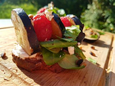 Tartine figue, chèvre, mâche et framboise