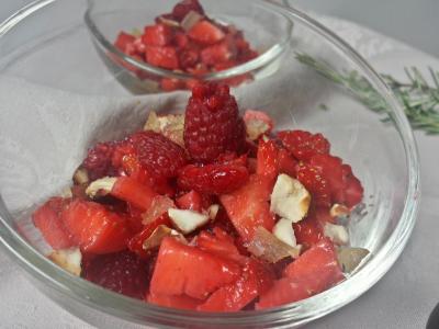 Salade de fraises et framboises au romarin