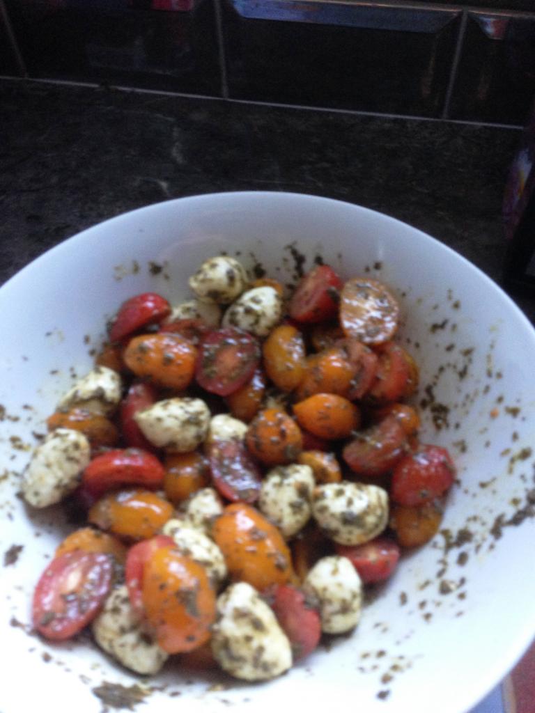 Salade tomates cerise, mozarella et pistou