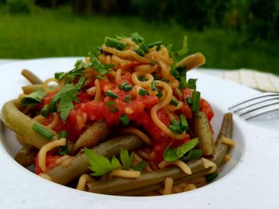 Nouilles aux haricots verts et tomates