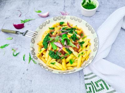 Pâtes oignon rouge et coulis de roquette