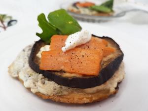 Mini pizza aubergine, chèvre et saumon