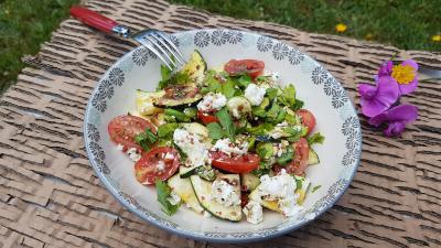 Salade tomates, courgette et fèves au chèvre frais