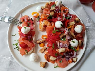 Salade tomate, poivron, figue et truite fumée