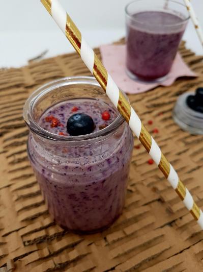 Smoothie aux myrtilles et baies roses