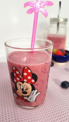 Smoothie framboises fraises et myrtilles