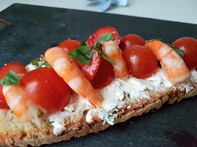 Tartine tomate, fraise et chèvre